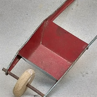 lyseblå rød indeni trillebør i metal creme hjul dukketrillebør gammelt legetøj